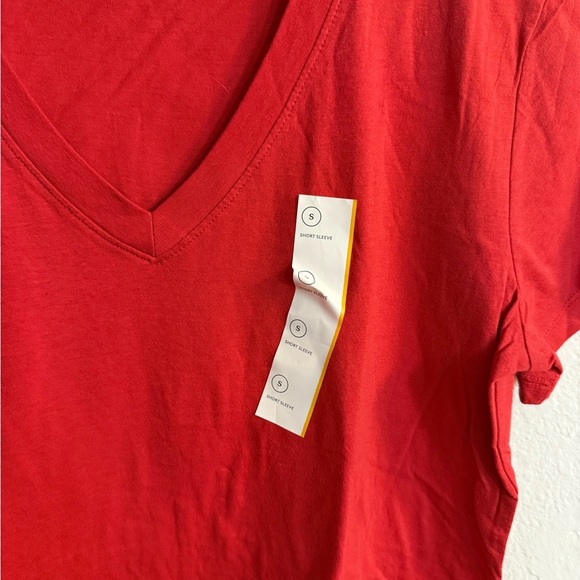 Universal Threads Women's Classic Blood Orange V-Neck T-Shirt - Picture 6 of 8